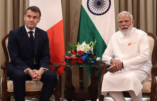 मुंबई में पीएम मोदी ने फ्रेंच राष्ट्रपति मैक्रों से की मुलाकात, लोकभवन में की द्विपक्षीय बैठक