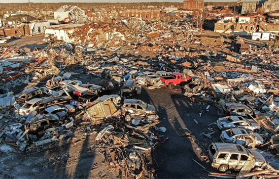 अमेरिका में कुदरत की मार, बवंडर ने कई शहरों में मचाई तबाही, 21 लोगों की मौत 