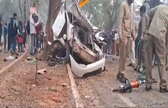 भीषण सड़क हादसे में छह दोस्तों की मौत, डिवाइडर से टकराने के बाद पलटी कार