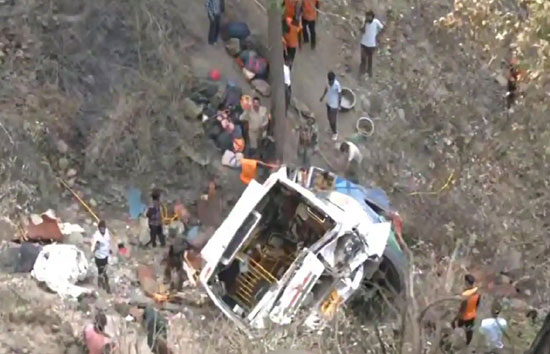 यूपी के हाथरस से शिव खोड़ी जा रही श्रद्धालुओं से भरी बस री खाई में गिरी, 22 की मौत 