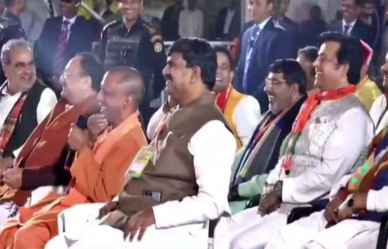 मजाकिया मूड़ में दिखे सीएम योगी, मोमोज वाले से पूछा खाने के बाद सांसद ने पेमेंट किया या नहीं, रवि किशन ने दी सफाई