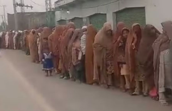 पाकिस्तान में महंगाई से हाहाकार, मुफ्त आटे के लिए मची भगदड़, चार लोगों की मौत 