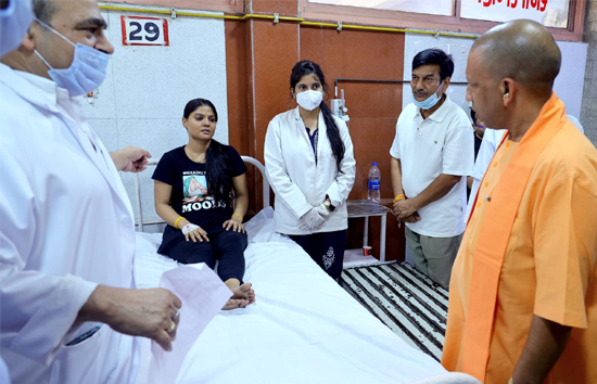  लेवाना होटल में लगी आग, 4 लोगों की मौत, सीएम योगी और पाठक पहुंचे सिविल अस्पताल 