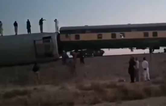 फिर निशाना बनी पाकिस्तान की जाफर एक्सप्रेस ट्रेन, अज्ञात हमलावरों ने रेलवे ट्रैक को बम से उड़ाया