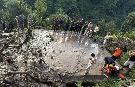 जम्मू-कश्मीर : रियासी में भूस्खलन से एक ही परिवार 7 लोगों की मौत, रामबन में बादल फटने से 4 की गई जान