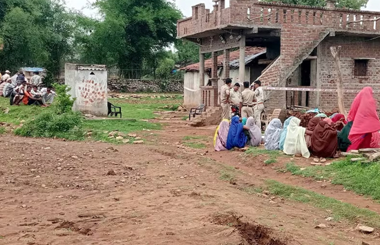 एक और बुराड़ी कांड, मध्य प्रदेश में परिवार के पांच लोगों के लटके मिले शव, मृतकों में बच्चे भी शामिल 