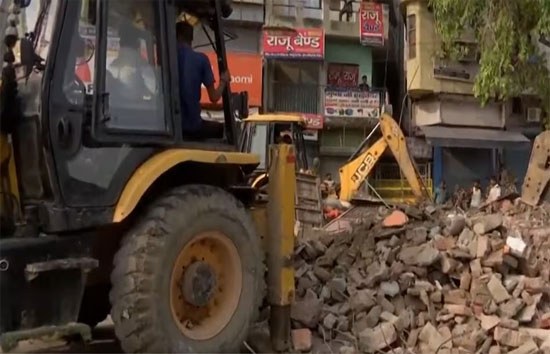 दिल्ली के भजनपुरा चौक पर बीचो-बीच बनी दरगाह को हटाया गया, भारी संख्या फोर्स तैनात, मंदिर को भी हटाने की तैयारी 