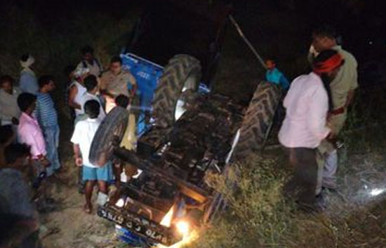 यूपी : प्रयागराज में नहर में गिरी ट्रैक्टर-ट्राली, तीन की मौत, 15 घायलों में कई की हालत गंभीर 