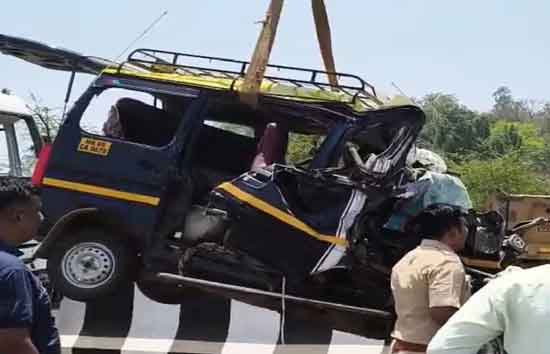 महाराष्ट्र : कल्याण में डंपर-इको कार की आमने-सामने टक्कर, 11 लोगों की मौत 