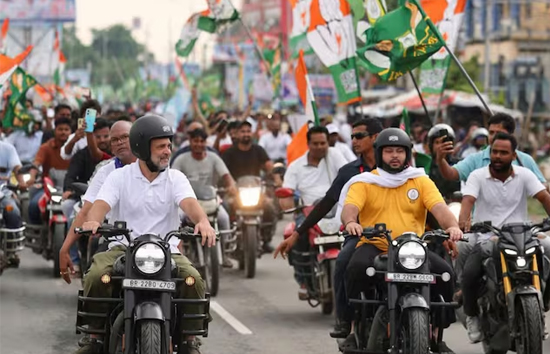 राहुल गांधी की वोटर अधिकार यात्रा में लगे नरेंद्र मोदी जिंदाबाद, दिखाए काले झंडे 