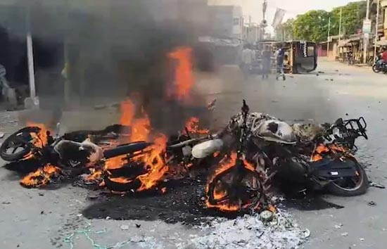 बंगाल :, दक्षिण 24 परगना में भड़की हिंसा, पुलिस से भिड़े ISF कार्यकर्ता, कई गाड़ियों को किया आग के हवाले 