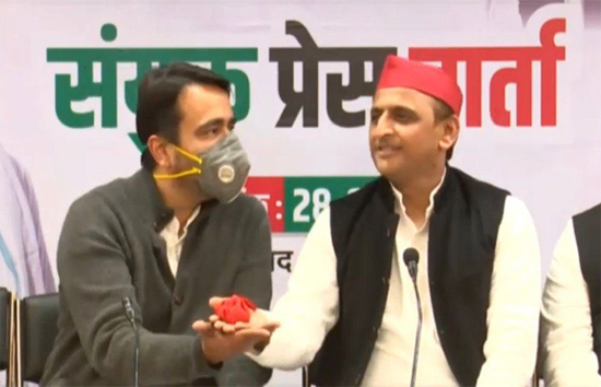 सपा सरकार बनते ही किसानों को दिया जाएगा ब्याज मुक्त लोन, पुरानी पेंशन भी होगी बहाल   