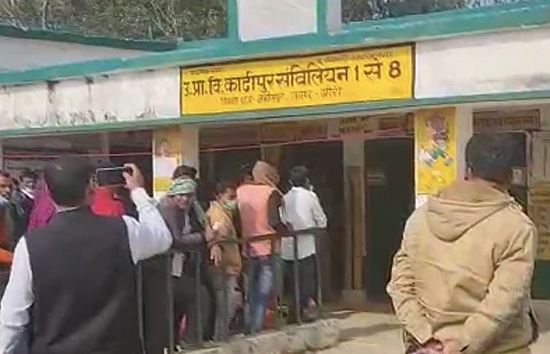 यूपी : लखीमपुर में EVM में सपा वाले खाने पर किसी ने डाला फेवीक्विक, नहीं दब रहा बटन 