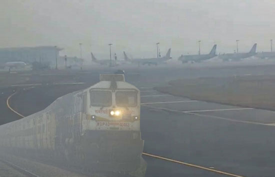 प्रदूषण के बाद दिल्ली-NCR में कोहरे की मार, 148 फ्लाइट्स रद्द, ट्रेनों को भी रफ्तार थमी 