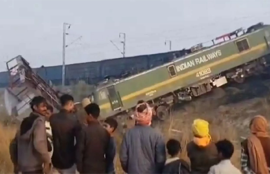 यूपी : फतेहपुर में टला बड़ा रेल हादसा, एक ही ट्रैक पर आने से भिड़ी दो मालगाड़ियां, दो घायल 