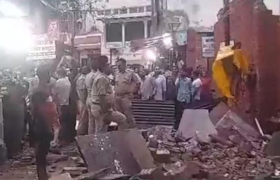 वृंदावन : बांके बिहारी मंदिर पास मकान का गिरा छज्जा, दर्दनाक हादसे में पांच की मौत