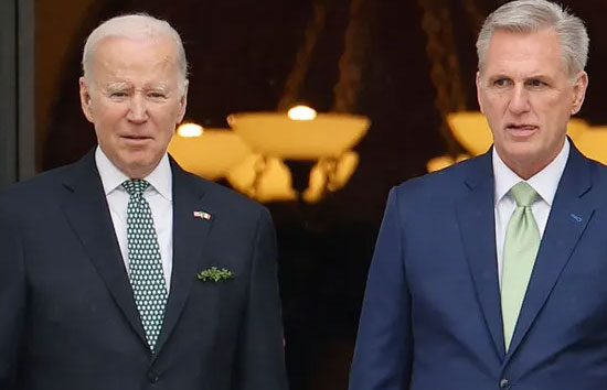 कर्ज सीमा बढ़ाने के लिए बाइडेन और मैक्कार्थी दो साल तक बढ़ाने पर सहमत