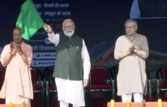 PM मोदी ने देश को दी चार और 'वंदे भारत' की सौगात, काशी से दिखाई हरी झंडी, कहा-सभी भारतीयों की है ट्रेन 