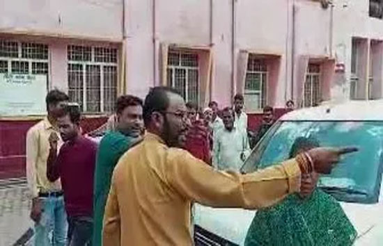 बीजेपी नेता ने एंबुलेंस के आगे लगाई कार, मरीज की मौत, धमकी देने का वीडियो वायरल 