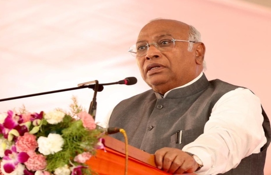 सुकमा में खरगे बोले कि प्रधानमंत्री मोदी नहीं चाहते हैं कि गरीबों के हाथों में सत्ता आए 