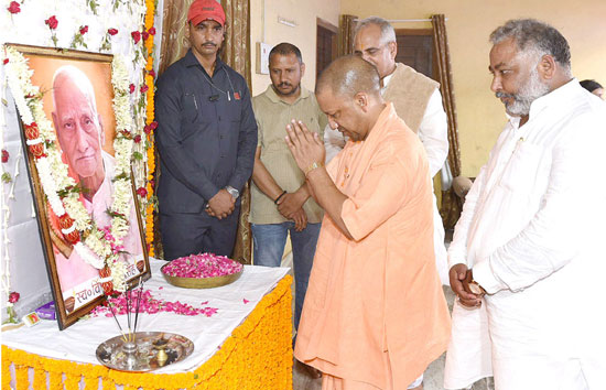 उप्र : मुख्यमंत्री योगी आदित्यनाथ ने मंत्री दयाशंकर सिंह के पिता को दी श्रद्धांजलि