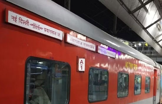 यूपी : विजिलेंस ने दो टीटीई को 11 बोतल शराब और 1.28 लाख कैश के साथ पकड़ा, DRM ने किया सस्पेंड