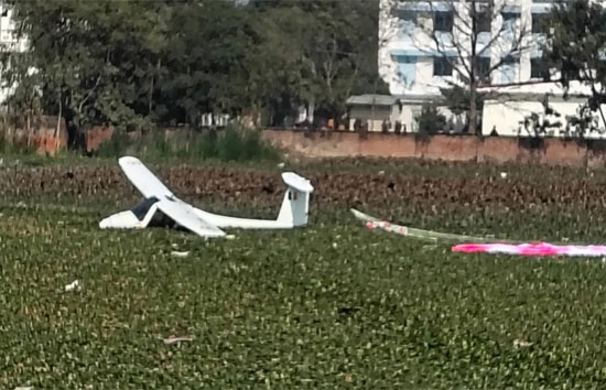 प्रयागराज में वायुसेना का ट्रेनी विमान क्रैश, छात्रों तालाब में कूदकर पायलट को किया रेस्क्यू