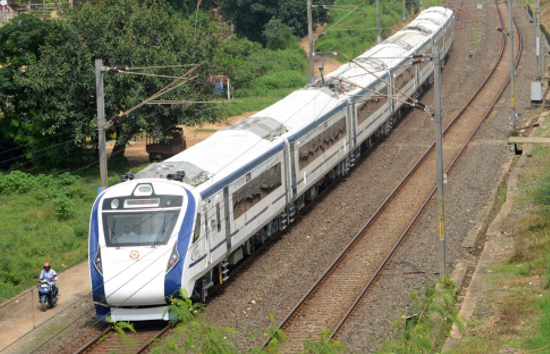 सबसे तेज ट्रेन वंदे भारत एक्सप्रेस, जिले में एक स्टॉपेज के बाद चलती है हाई स्पीड से 