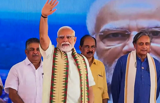 शशि थरूर के साथ मंच शेयर कर पीएम मोदी ने विपक्ष पर साधा निशाना, बोले-आज कई लोगों की नींद उड़ जाएगी