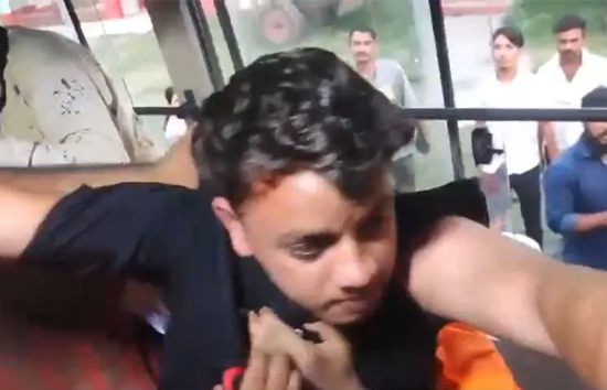 लखीमपुर खीरी : सीट पर बैठने को लेकर में चलती बस में दबंगों ने भाजपा नेता और समर्थकों को पीटा