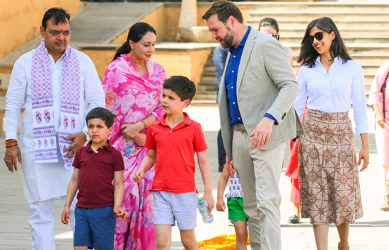 जेडी वेंस ने पत्नी उषा और बच्चों संग की आमेर किला की सैर, हवा महल और जल महल में खिंचवाया फोटो