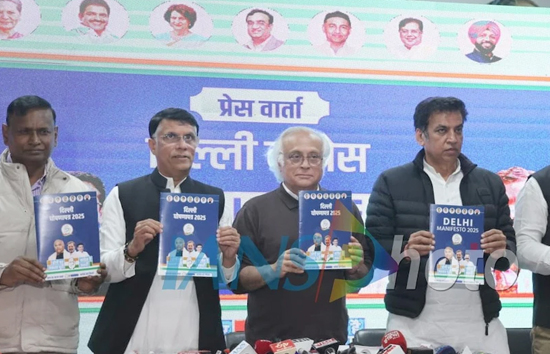 दिल्ली चुनाव के लिए कांग्रेस ने जारी किया घोषणापत्र, फ्री चार धाम यात्रा, ट्रांसजेंडर्स को स्कॉलरशिप का वादा 