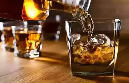 लखनऊ में शराब पीने को लेकर नए नियम, दुकान के बाहर या आसपास पीने पर हो सकती है जेल 