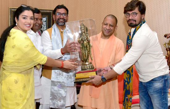 सांसद बनने के पहली बार सीएम योगी से मिले दिनेश लाल यादव 'निरहुआ'