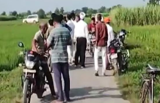 यूपी : देवरिया में 8वीं में पढ़ने वाली 2 छत्राओं के साथ दिनदहाड़े छेड़छाड़, शोर मचाने पर भाग खड़े हुए शोहदे