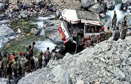 लद्दाख भयानक हादसा, जवानों से भरी बस नदी में गिरी, 7 की मौत, 26 लोग थे सवार 