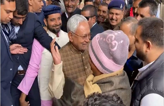 तल्खी के बीच बिहार में दिखी अलग तस्वीर, एक ओर नीतीश ने लालू को लगाया गले तो नंदकिशोर ने छुए तेजस्वी यादव के पैर 