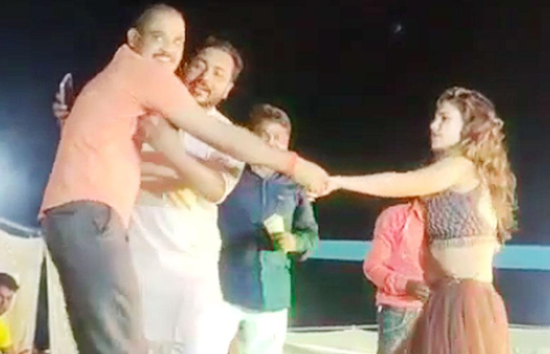 बार बाला के साथ दरोगा का छम्मक छल्लो डांस वायरल, एसपी ने किया निलंबित 