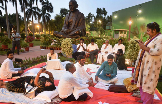 निलंबित सांसदों का संसद में 50 घंटे का धरना जारी, खाने में चिकन तंदूरी से गाजर के हलवे तक ये आइटम मौजूद  