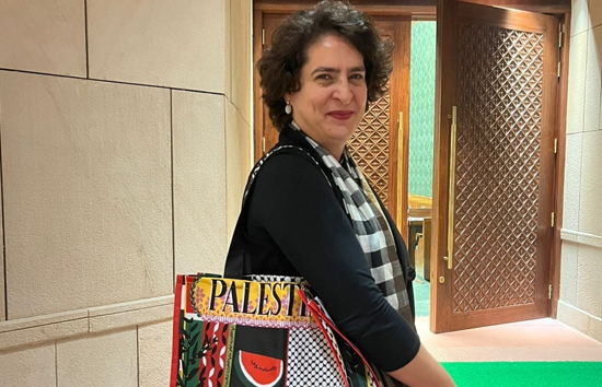 संसद में फिलिस्तीन लिखा बैग लेकर पहुंचीं प्रियंका गांधी...बीजेपी ने घेरा 