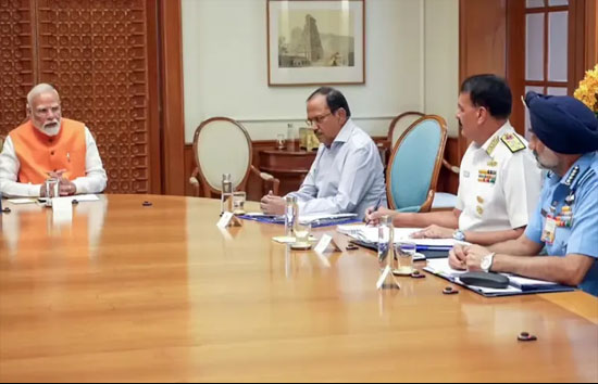 क्या बड़े करना चाहते हैं पीएम मोदी ? PAK पर कार्रवाई से नेवी चीफ के बाद अब वायु सेना प्रमुख के साथ की बैठक