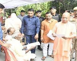 मुख्यमंत्री योगी ने गुरु पूजन के बाद जनता की समस्याओं को सुना