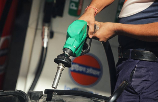 शनिवार को तेल की कीमतों में नहीं हुआ कोई बदलाव, जाने अपने यहां का ताजा रेट 