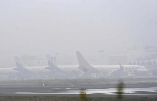 धुंध और कोहरे से विमान और ट्रेन सेवाएं प्रभावित...6 फ्लाइट कैंसिल, 100 से ज्यादा लेट, ट्रेनों की भी रफ्तार पड़ी धीमी 