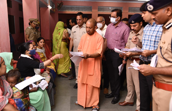 गोरखपुर : सीएम योगी ने सुनी जनता दरबार में फरियादियों की सुनी समस्याएं 