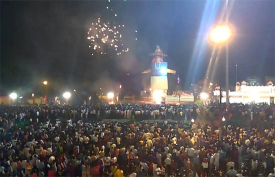 लखनऊ : ऐशबाग रामलीला समिति ने विजयदशमी पर नहीं जलाए मेघनाथ और कुंभकर्ण के पुतले, लेकिन 80 फुट के रावण का किया दहन 