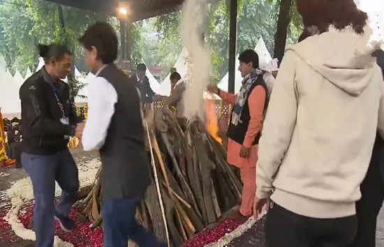 पंचतत्व में विलीन हुए Manmohan Singh, देश ने नम आंखों से दी आखिरी विदाई