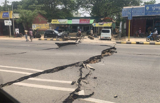 म्यांमार भूकंप से भारी तबाही, सड़कों में आई दरारें और इमारतें हुई जमींदोज