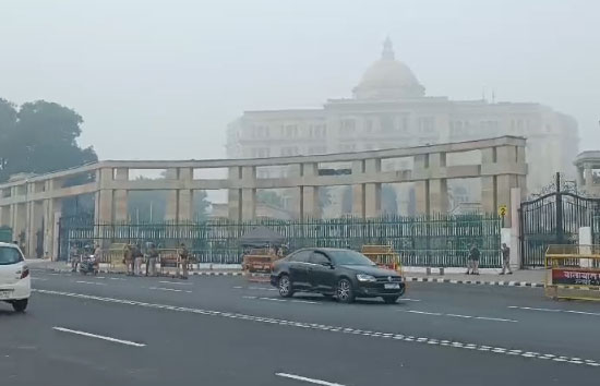 यूपी में तापमान में आई गिरावट, लखनऊ समेत कई जिलों में कोहरे ने दी दस्तक 