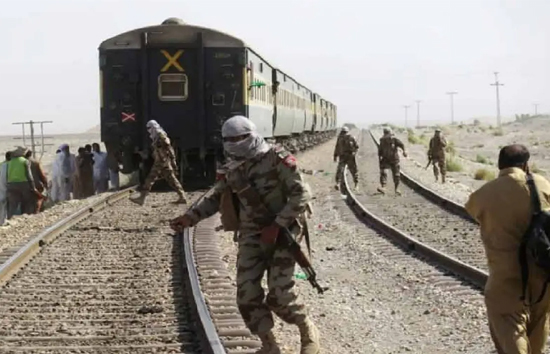 पाकिस्तान में रेलवे ट्रैक पर धमाका, जाफर एक्सप्रेस के 4 डिब्बे पटरी से उतरे, तीन माह पहले हाईजैक हुई थी ट्रेन 
